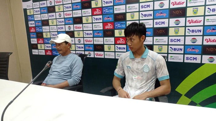 Persikabo kalah 1-5 oleh Sriwijaya FC dalam laga lanjutan Liga 2 2024/2025. Pelatih Djajang Nurdjaman mengucapkan selamat kepada Laskar Wong Kito.