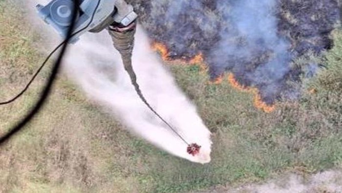 Pemadaman dengan water bombing dilakukan helikopter di Tulung Selapan, OKI.