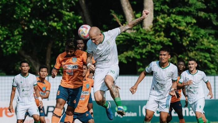 Pemain PSMS Medan, Sebastijan Antic (jersey putih) menyundul bola ke arah gawang Dejan FC. (Dok. PSMS Medan)