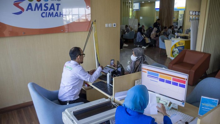 Pemda Jabar-Banten Gelar Pemutihan Pajak Kendaaraan Petugas melayani warga yang membayar pajak kendaraan bermotor di bagian Samsat Cimahi Mal Pelayanan Publik (MPP), Cimahi, Jawa Barat, Senin (7/10/2024). Pemerintah Daerah Provinsi Jawa Barat mengadakan program pemutihan pajak kendaraan bermotor berupa bebas bea balik nama kepemilikan kendaraan bekas (BBNKB II), bebas denda pajak kendaraan bermotor, diskon pajak kendaraan bermotor, bebas denda SWDKLLJ untuk tahun yang lewat serta bebas tunggakan pokok selama periode pembayaran 1 Oktober hingga 30 November 2024. ANTARA FOTO/Abdan Syakura/NA/nym.