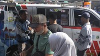 Sejumlah warga antre mendaftarkan pembayaran pajak kendaraan bermotor di gerai pelayanan Samsat Keliling di Kota Serang, Banten, Minggu (6/10/2024). (ANTARA FOTO/Muhammad Bagus Khoirunas)  
