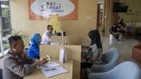 Petugas melayani warga yang membayar pajak kendaraan bermotor di bagian Samsat Cimahi Mal Pelayanan Publik (MPP), Cimahi, Jawa Barat, Senin (7/10/2024). (ANTARA FOTO/Abdan Syakura)  