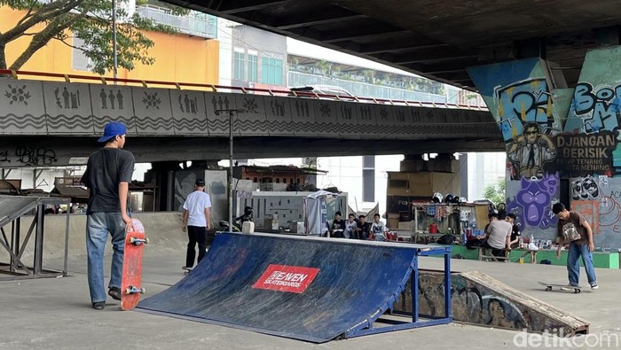 Pemuda Bandung saat bermain skateboard di skatepark Pasupati.