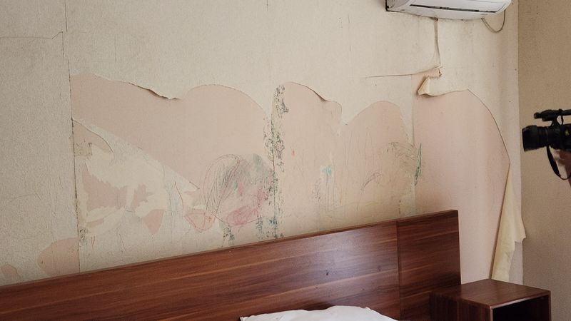 Setjen DPR meninjau rumah dinas anggota DPR yang kini tak ditempati lagi oleh anggota DPR 2024-2029,  Senin (7/10/2024). Ada sejumlah kerusakan di rumah jabatan anggota DPR.