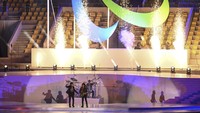 Grup musik God Bless tampil pada pembukaan Peparnas XVII Solo 2024. 