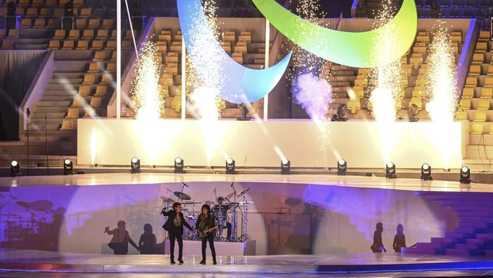 Grup musik God Bless tampil pada pembukaan Peparnas XVII Solo 2024 di Stadion Manahan, Solo, Jawa Tengah, Minggu (6/10/2024). Peparnas XVII akan mempertandingan 20 cabang olahraga yang diikuti oleh ribuan atlet difabel dari seluruh provinsi di Indonesia. ANTARA FOTO/Hafidz Mubarak A/tom.