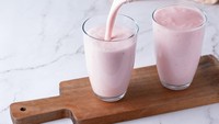 Yogurt dengan rasa buah memang enak, tapi konsumsinya patut diwaspadai saat diet. Sebab dalam satu produk ini bisa terkandung 3 sendok teh (sdt) gula. Belum lagi jika ditambahkan topping manis. Foto: iStock