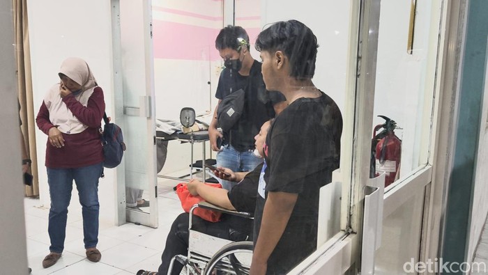 Penumpang bus SMAN Kedungwaru saat menjalani perawatan di IGD.