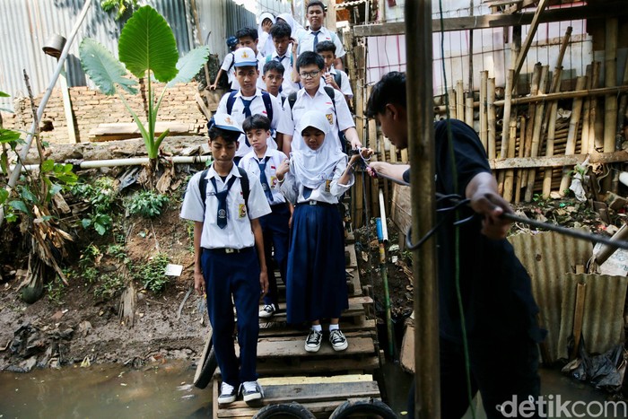 Siswa SMP 31 Jaksel menjadikan perahu eretan sebagai moda transportasi untuk mempersingkat waktu ke sekolah. Seperti yang terlihat di Kali Pesanggrahan, Jaksel.