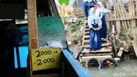 Untuk menggunakan jasa perahu eretan, para penyebrang harus membayar Rp 2000 sekali jalan.