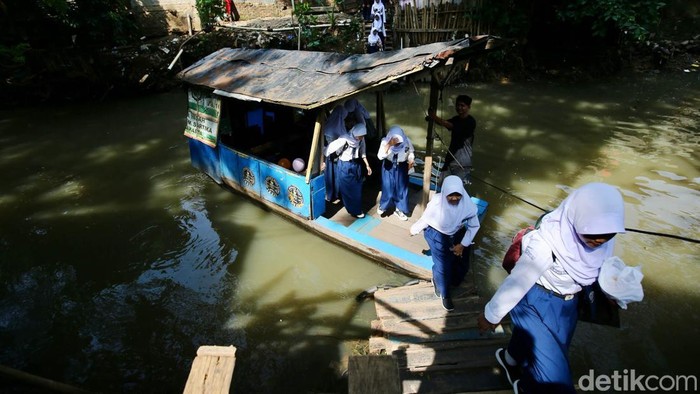 Perahu Eretan Jadi Andalan Siswa Persingkat Waktu ke Sekolah Siswa SMP 31 Jaksel menjadikan perahu eretan sebagai moda transportasi untuk mempersingkat waktu ke sekolah. Seperti yang terlihat di Kali Pesanggrahan, Jaksel.