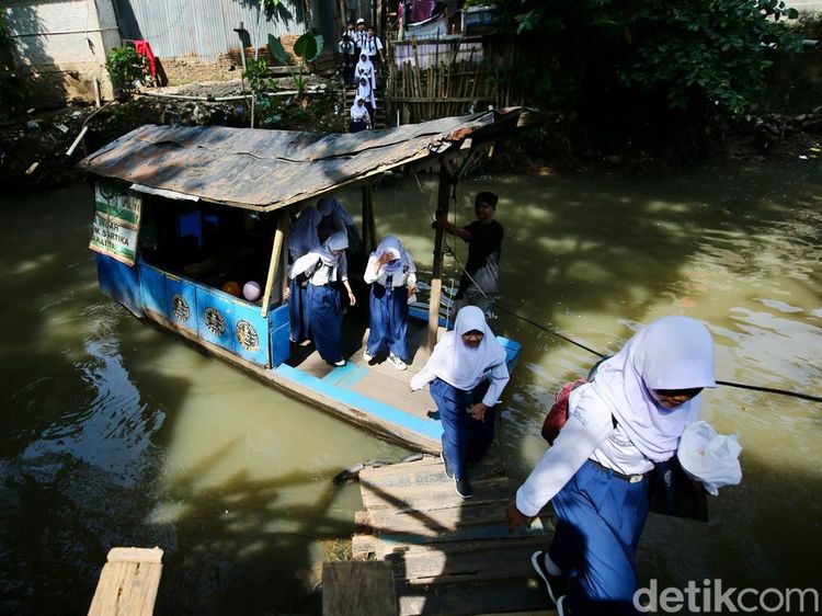 Potret Perahu Eretan di Jaksel, Andalan Siswa Persingkat Jarak ke Sekolah