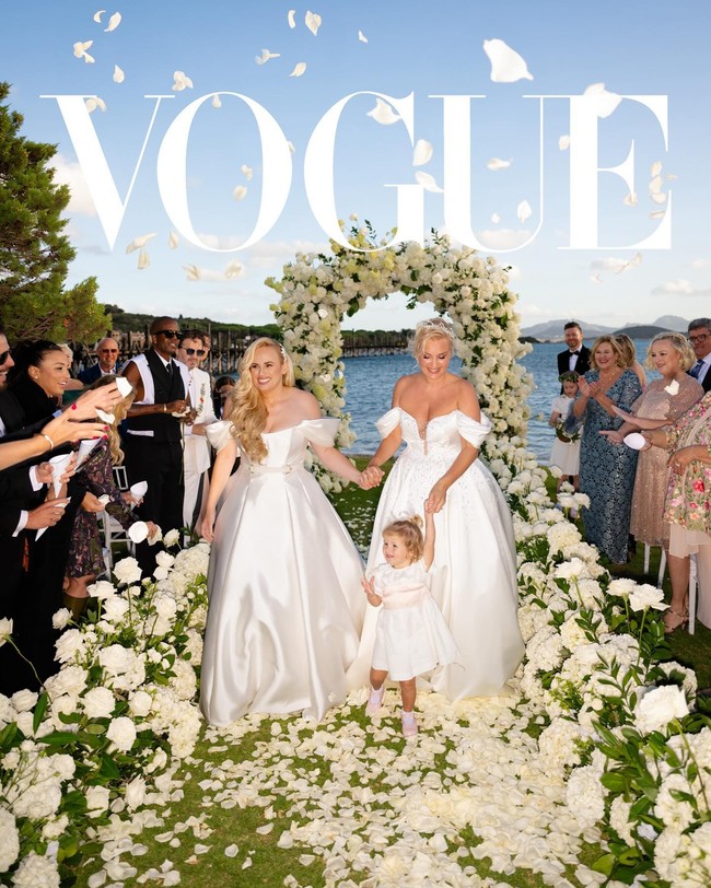 Rebel Wilson dan Ramona Agruma telah menikah di Sardinia, tepatnya di Cala Di Volpe, Porto Cervo pada 28 September lalu. Foto-foto pernikahan keduanya pun diunggah baru-baru ini. Foto: Instagram @rossini_photography