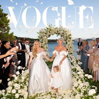 Rebel Wilson dan Ramona Agruma telah menikah di Sardinia, tepatnya di Cala Di Volpe, Porto Cervo pada 28 September lalu. Foto-foto pernikahan keduanya pun diunggah baru-baru ini. Foto: Instagram @rossini_photography