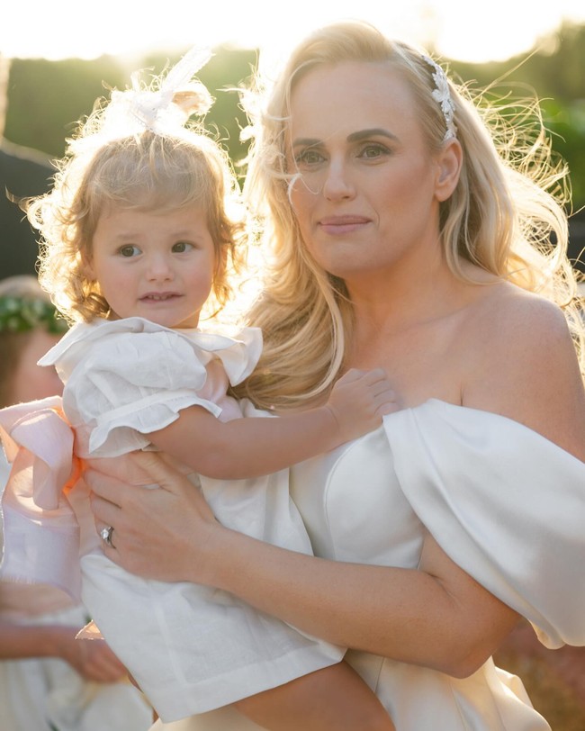 Dilaporkan bahwa pernikahan tersebut dihadiri oleh orang-orang terdekat mereka, termasuk ibu dan adik-adik Rebel yang datang dari Australia. Tentu hadir pula putri kecil mereka yang dilahirkan dari ibu pengganti, Royce. Foto: Instagram @rossini_photography