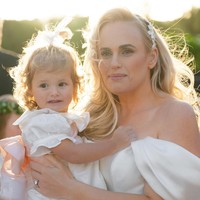 Dilaporkan bahwa pernikahan tersebut dihadiri oleh orang-orang terdekat mereka, termasuk ibu dan adik-adik Rebel yang datang dari Australia. Tentu hadir pula putri kecil mereka yang dilahirkan dari ibu pengganti, Royce. Foto: Instagram @rossini_photography