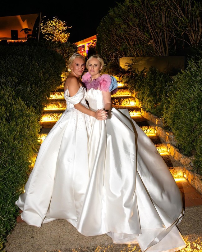 “Kami tidak ingin terlihat terlalu sama tapi kami berdua punya selera yang klasik. Kami ingin pakai gaun tradisional putih dan berpikir dress dari Pronovia sangat bagus,” kata Ramona dilansir Vogue.Foto: Instagram @rossini_photography