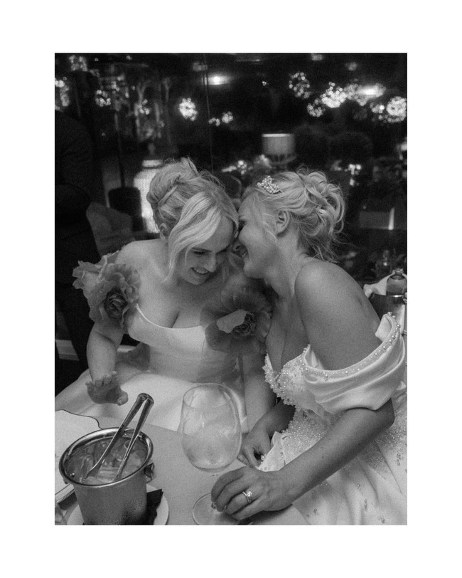 Setelah prosesi akad nikah, Ramona dan Rebel melanjutkan acara dengan pesta resepsi di malam harinya. Keduanya memilih untuk tidak berganti busana tapi menambahkan detail yang memeriahkan penampilan, seperti aksen bunga di bagian dada. Foto: Instagram @rossini_photography