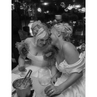 Setelah prosesi akad nikah, Ramona dan Rebel melanjutkan acara dengan pesta resepsi di malam harinya. Keduanya memilih untuk tidak berganti busana tapi menambahkan detail yang memeriahkan penampilan, seperti aksen bunga di bagian dada. Foto: Instagram @rossini_photography