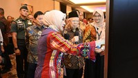 Dirut Pertamina Nicke Widyawati menjelaskan seputar pencapaian BUMN migas tersebut kepada Wakil Presiden Maruf Amin dan Menteri PPN/Kepala Bappenas Suharso Monoarfa.