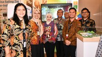 Dirut Pertamina Nicke Widyawati beserta jajaran foto bersama usai mendapatkan penghargaan dalam acara Indonesias SDGs Action Award.