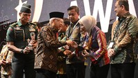 Penghargaan diberikan langsung Wakil Presiden Maruf Amin, didampingi Menteri PPN / Kepala Bappenas Suharso Monoarfa, kepada Dirut Pertamina Nicke Widyawati.