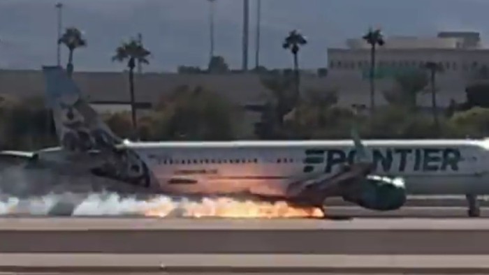Pesawat Frontier Airlines yang mendarat keras hingga mengeluarkan api di Bandara Internasional Harry Reid di Las Vegas, Amerika Serikat pada Sabtu (5/10/2024).