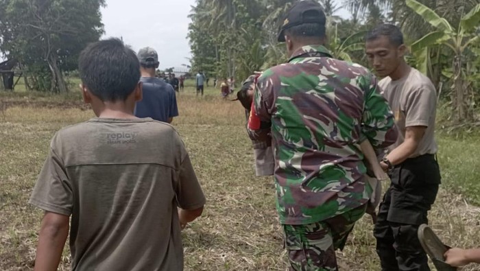 Petugas mengevakuasi jasad bayi tenggelam di siring irigasi