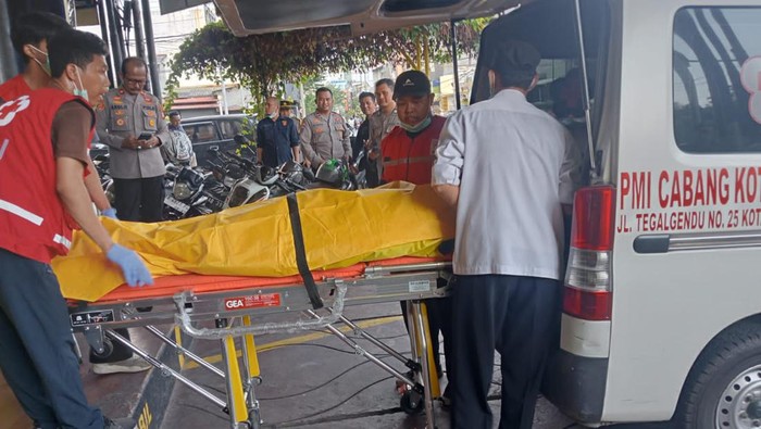 Petugas mengevakuasi karyawan toko Cat di Gondokusuman, Kota Jogja yang tewas terjepit lift, Senin (7/10).