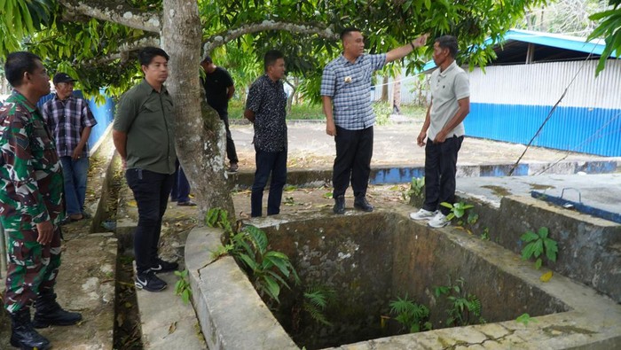 Pj Bupati Bone Andi Winarno Eka Putra meninjau sumber air baku PDAM Wae Manurunge.
