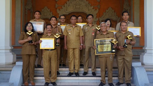 Pj Bupati Buleleng Ketut Lihadnyana menerima audiensi dari Sekretaris DLH, Kepala Disdikpora, serta enam sekolah penerima penghargaan Adiwiyata 2024 di rumah jabatan bupati, Senin (7/10/2024). (Istimewa)
