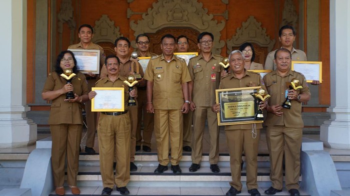 Pj Bupati Buleleng Ketut Lihadnyana menerima audiensi dari Sekretaris DLH, Kepala Disdikpora, serta enam sekolah penerima penghargaan Adiwiyata 2024 di rumah jabatan bupati, Senin (7/10/2024). (Istimewa)