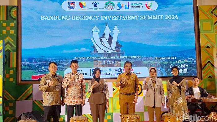 Pjs Bupati Bandung Dikky Ahmad Sidik saat foto bersama.