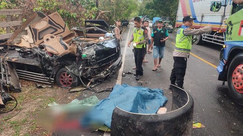 Polisi melakukan pengaturan lalu lintas di lokasi kecelakaan maut di Jalan Denpasar-Gilimanuk, Kelurahan Gilimanuk, Kecamatan Melaya, Jembrana, Bali, Senin (7/10/2024). (Foto: Dok. Polsek Gilimanuk)