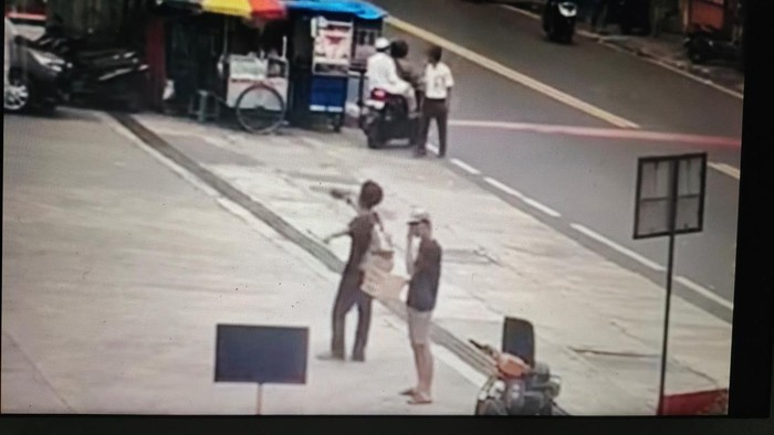Polisi menindaklanjuti aduan terkait pria yang meminta-minta di SPBU di Ciawi, Bogor. Polisi masih mencari bukti dan sosok pria minta-minta tersebut. (repro/Istimewa)