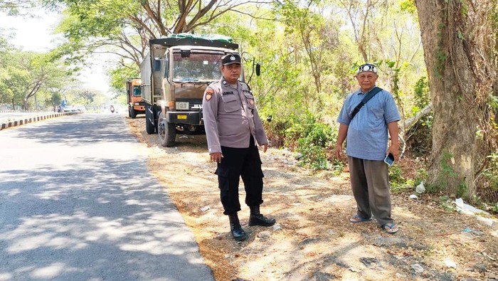 Polisi olah TKP di lokasi pelemparan batu Bus Trans Jatim di Bangkalan