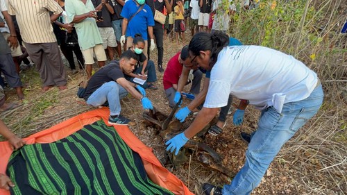 Polisi saat melakukan olah TKP penemuan jasad perempuan yang tinggal menyisakan tulang beluang di dalam hutan Tanjung Dugong, RT 09, Kelurahan/Kecamatan Kabola, Kabupaten Alor, NTT. (Foto: Dok. Polres Alor)