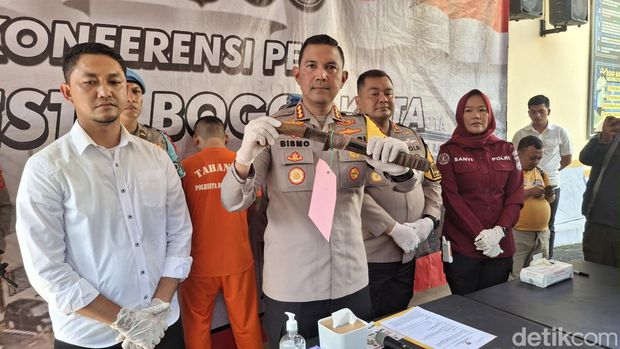 Polresta Bogor Kota menggulung preman-preman meresahkan di pasar Jalan Merdeka. Total 10 orang ditangkap, termasuk Juhri alias Jupri yang merupakan dedengkot. (M Sholihin/detikcom)