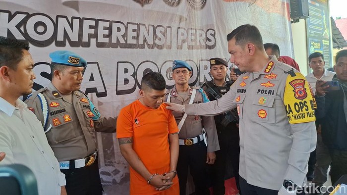 Polresta Bogor Kota menggulung preman-preman meresahkan di pasar Jalan Merdeka. Total 10 orang ditangkap, termasuk Juhri alias Jupri yang merupakan dedengkot. (M Sholihin/detikcom)