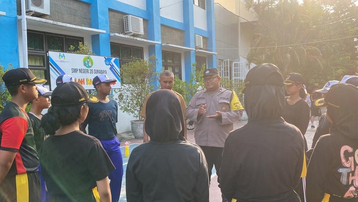 Polsek Rungkut dan pihak sekolah memberikan sosialisasi kepada para siswa