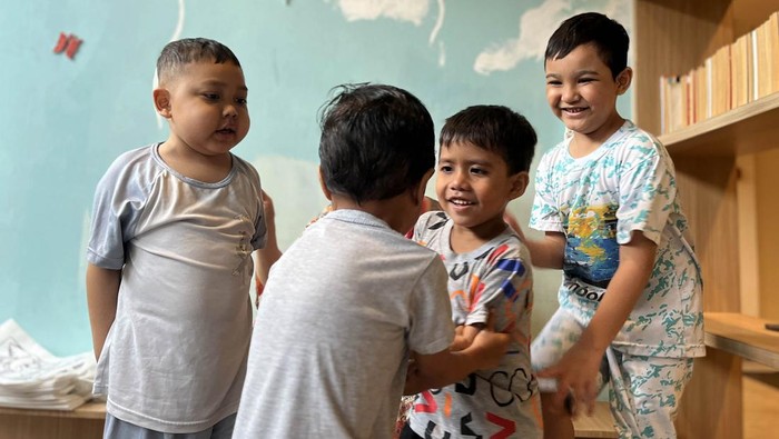 Beginilah potret keceriaan anak-anak kurang beruntung yang ada di rumah singgah untuk menjalani perawatan penyakit kronis yang di deritanya.