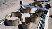 Pemandangan udara unit hunian hasil cetak 3D pertama di latar depan dan unit hotel hasil cetak 3D pertama di latar belakang perkemahan dan hotel El Cosmico di Marfa, Texas, AS. Printer 3D berukuran industri mengekstruksi lapisan demi lapisan campuran beton untuk membentuk dinding dua unit model pertama hotel. REUTERS/Evan Garcia