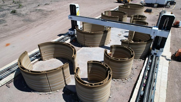 Potret Proyek Hotel Pertama di Dunia yang Dibangun dengan Printer 3D An aerial view of the first 3D-printed residential unit in foreground and first 3D-printed hotel unit in background of El Cosmico campground and hotel in Marfa, Texas, U.S., September 10, 2024. The projectβs partners are calling it the first 3D-printed hotel in the world. REUTERS/Evan Garcia