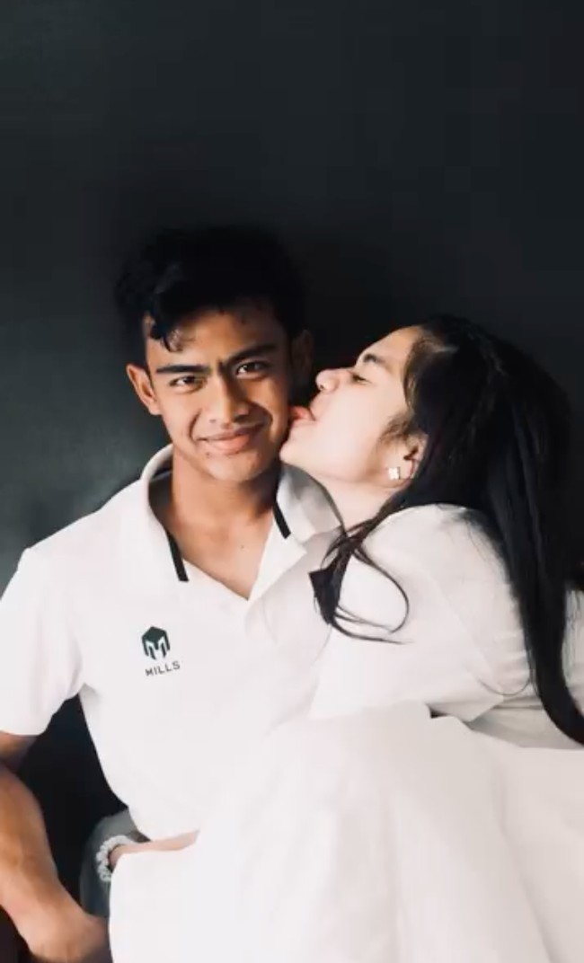 Azizah sendiri diketahui berulang tahun yang ke-21 pada 6 Oktober 2024. Tak hanya sekedar untuk mengucapkan selamat ulang tahun untuk istri tercinta, unggahan tersebut juga seolah menepis isu miring yang sempat menghampiri rumah tangga Arhan dan wanita yang akrab dipanggil Zize. Foto: Instagram/@pratamaarhan8