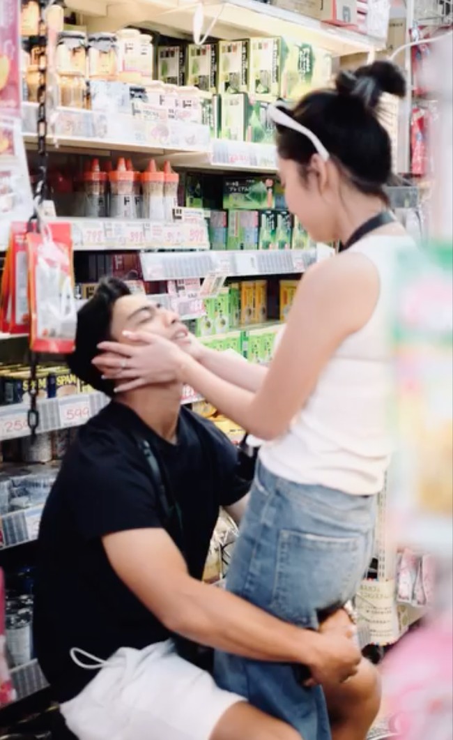 Arhan dan Azizah diketahui telah resmi menikah pada 20 Agustus 2023 di Tokyo, Jepang. Selama pernikahan mereka, keduanya terlihat beberapa kali berlibur ke luar negeri bersama. Foto: Instagram/@pratamaarhan8