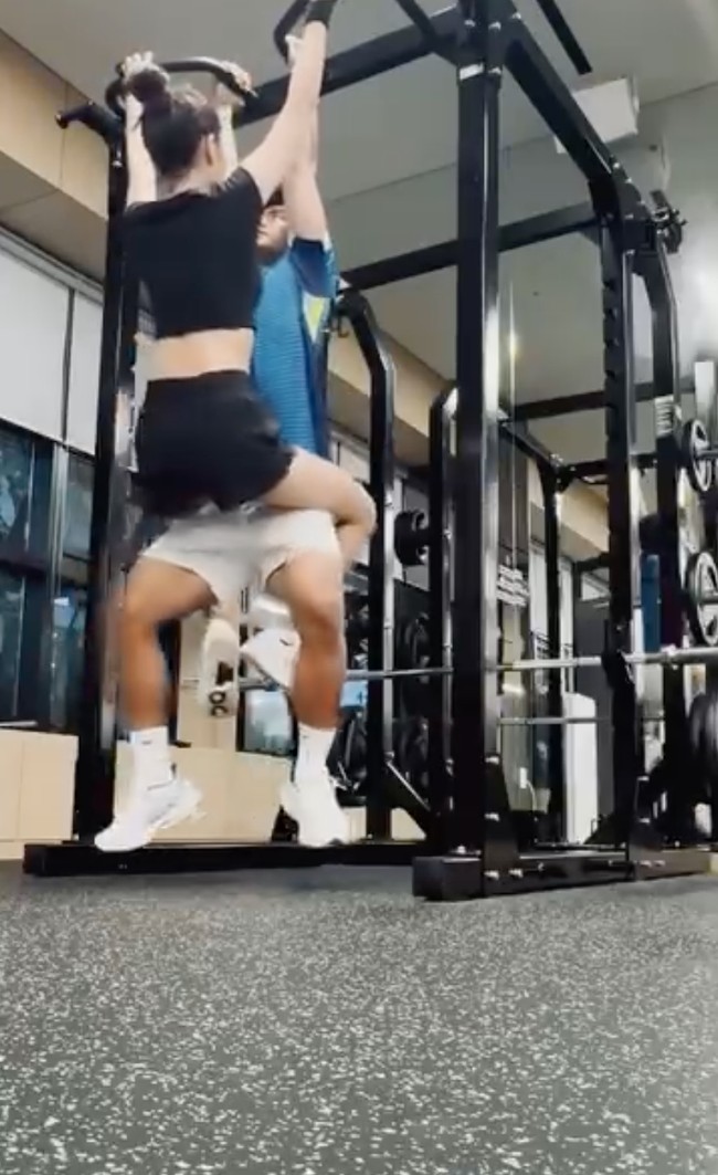 Meski jarang membagikan kemesraan mereka, rupanya selama ini keduanya sama-sama bucin. Seperti dalam foto, saat keduanya mesra berolahraga bersama. Foto: Instagram/@pratamaarhan8