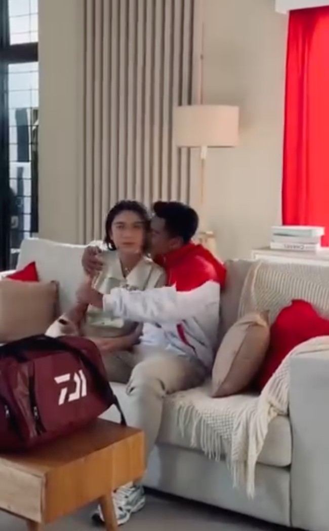 Foto-foto mesra kebucinan Arhan dan Zize itu akhirnya kini diungkap ke publik. Dari foto-foto tersebut juga terlihat Zize yang kerap menemani Arhan bertanding sepak bola. Foto: Instagram/@pratamaarhan8