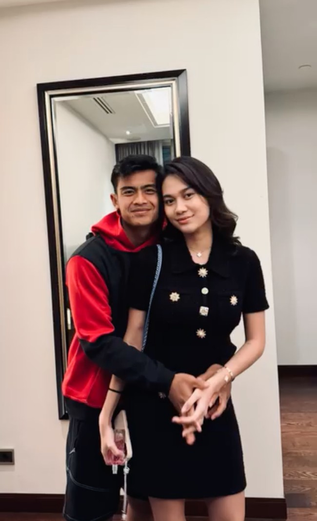 Pesepak bola Pratama Arhan akhirnya membagikan momen bucin dirinya dan sang istri yang selama ini belum pernah dipublikasikan ke publik. Foto-foto kemesraan keduanya itu dibagikan ke akun Instagram bertepatan dengan hari ulang tahun sang istri, Azizah Salsha. Foto: Instagram/@pratamaarhan8