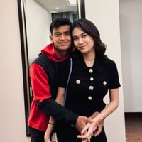 Pesepak bola Pratama Arhan akhirnya membagikan momen bucin dirinya dan sang istri yang selama ini belum pernah dipublikasikan ke publik. Foto-foto kemesraan keduanya itu dibagikan ke akun Instagram bertepatan dengan hari ulang tahun sang istri, Azizah Salsha. Foto: Instagram/@pratamaarhan8
