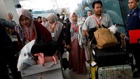 Tampak para WNI terlihat membawa koper-koper mereka.